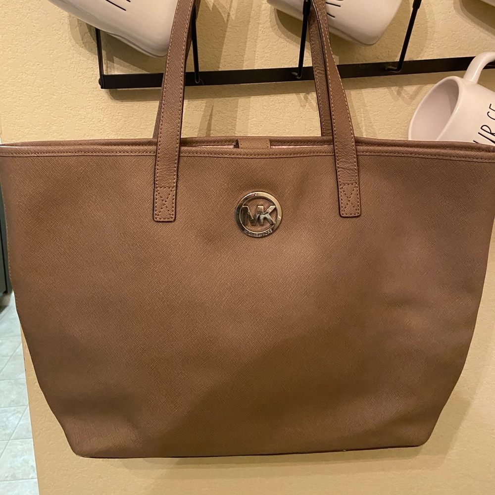 Michael kors jet set tote